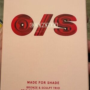 ONE/SIZE bronzer/contour Trio
In colors of dark or medium